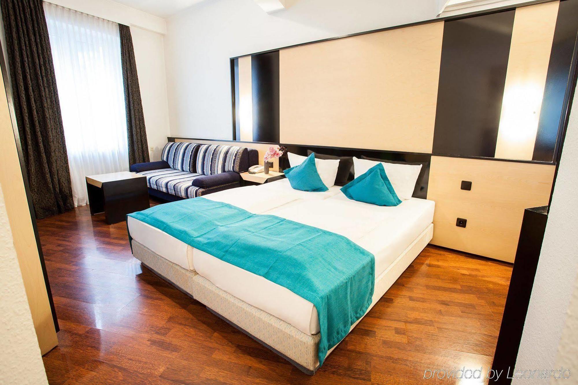 Boutique 003 Am Dom, Trademark Collection By Wyndham 3* Colonia